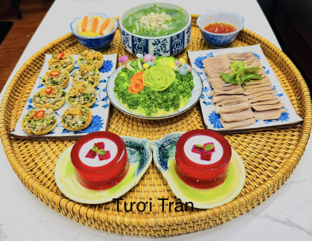 "Với tôi, bữa cơm gia đình không chỉ để ăn hay cung cấp dinh dưỡng, mà còn là nơi gắn kết tình cảm giữa các thành viên. Trong mỗi bữa ăn luôn có những câu chuyện vui vẻ, sự quan tâm, hỏi han nhau về một ngày đã qua. Tôi thường hỏi các con đi học có gặp khó khăn gì không, đồng thời lồng ghép những câu chuyện, hoàn cảnh mang tính giáo dục để các con hiểu và trưởng thành hơn", chị tâm sự.