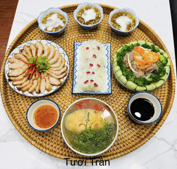 Bà mẹ ba con từng làm công việc văn phòng nhưng sau khi sinh con vào đúng dịp Covid-19 năm 2020, việc đi lại và thuê người phụ chăm con trở nên khó khăn do các quy định giãn cách, chị quyết định nghỉ làm. Trong thời gian này, chị lên mạng mày mò học làm các loại bánh để phục vụ các con. "Nhờ được các con và bạn bè ủng hộ nhiệt tình, mình vô tình trở thành cô chủ tiệm bánh lúc nào không hay", chị cười nói.