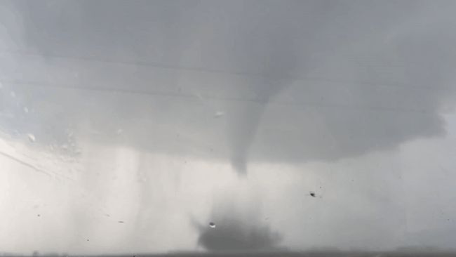 Storm chasers mesmerized by 'absolutely gorgeous' vortex ravaging farmland