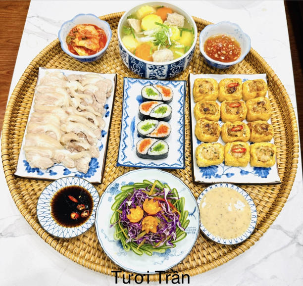 Một bữa ăn đẹp mắt khác với kimbabMột bữa ăn đẹp mắt khác với kimbab, thịt heo luộc, đậu phụ nhồi thịt, salad dưa chuột bắp cải tím, canh củ quả sườn. Chị cũng chuẩn bị đủ hai loại nước chấm, nước sốt phù hợp với từng món ăn.