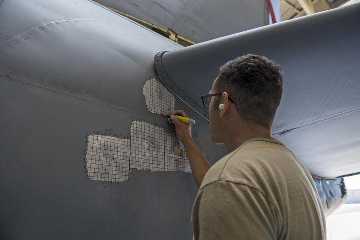 Bí mật loại băng dính vá thân máy bay Boeing KC-135 trở về từ Trung Đông