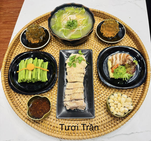 Các món ăn thường được đặt trên chiếc mâm tre, trông cân xứng và hài hòa từ cách trình bày đến sự kết hợp màu sắc.