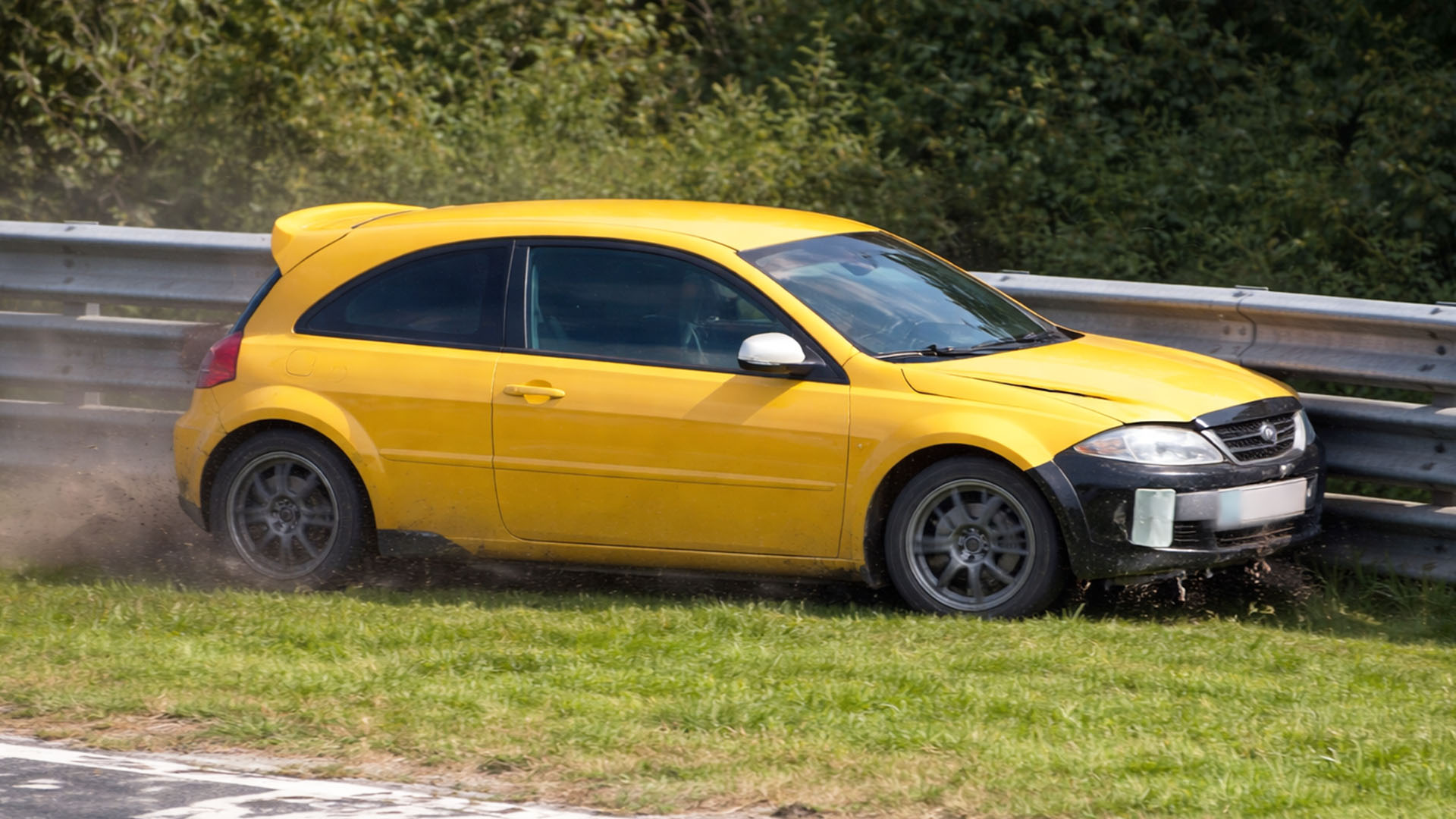 Condução descontraída termina em toque caro nas curvas de Nürburgring