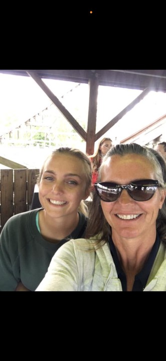 Karli Aylesworth (left), and her mother, Lynette Hooker. (Credit: Karli Aylesworth)