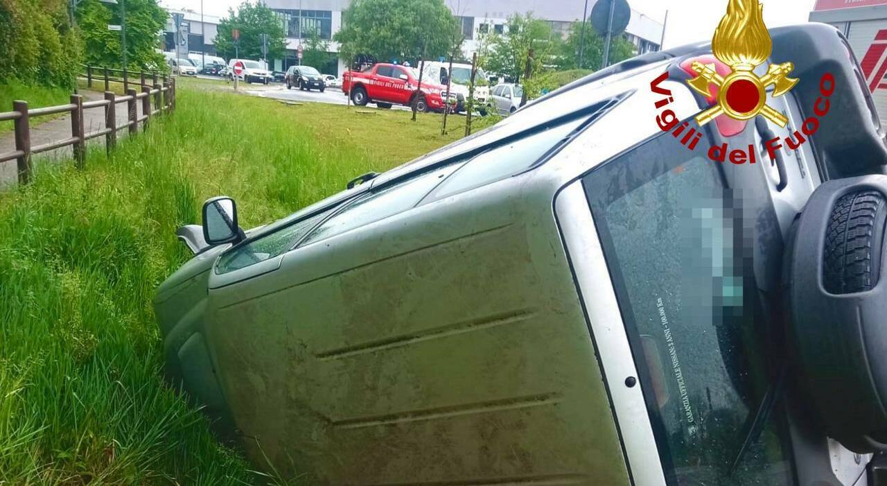 Auto esce di strada e si ribalta su un fianco: ferite le due persone ...