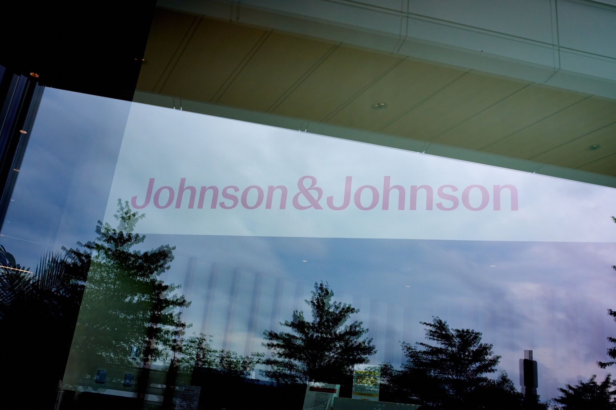 J&J sales beat expectations on strong cancer medicine growth