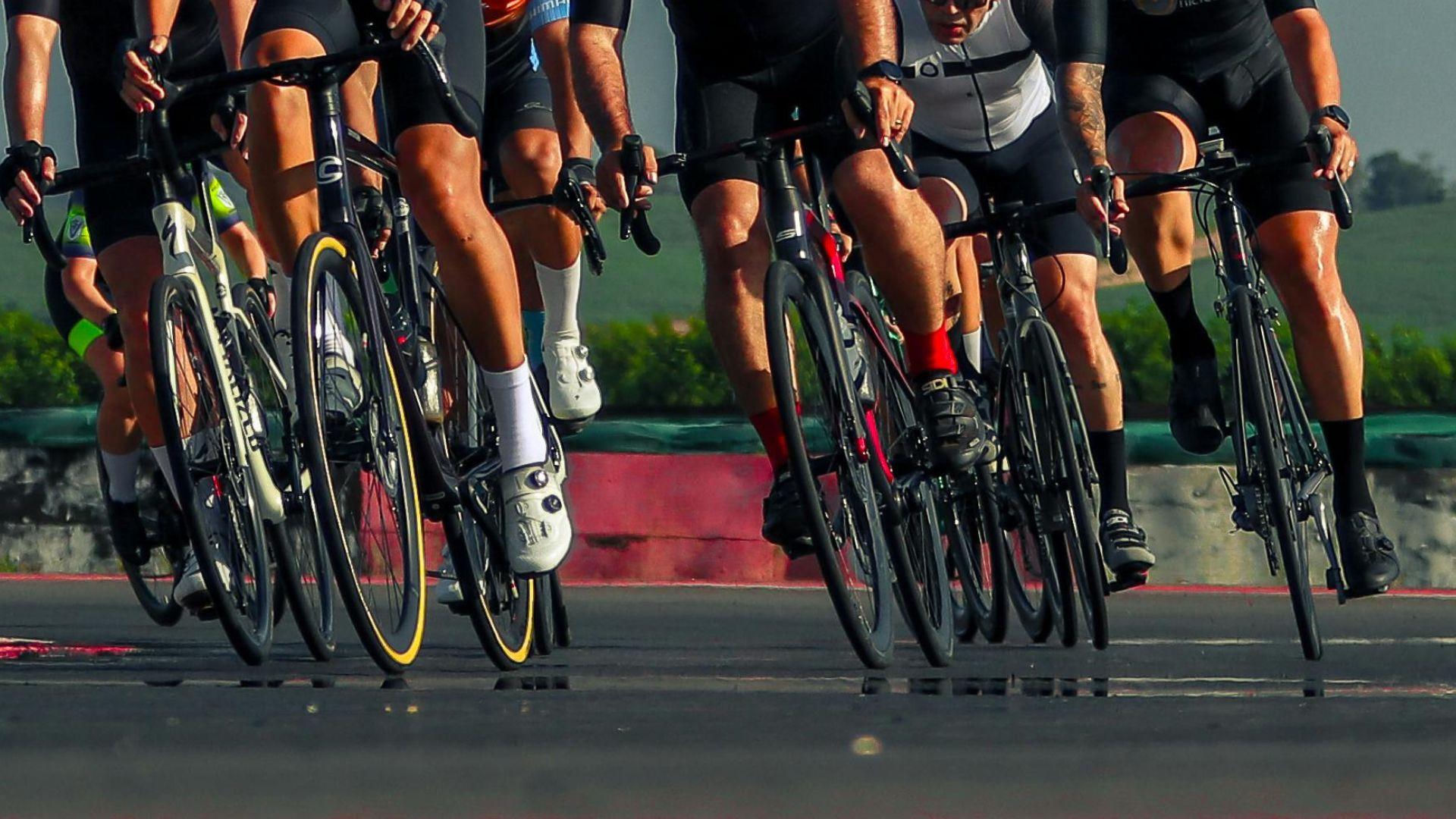 Uciekał na kradzionym rowerze trasą wyścigu i wyprzedził peleton! Sceny ...