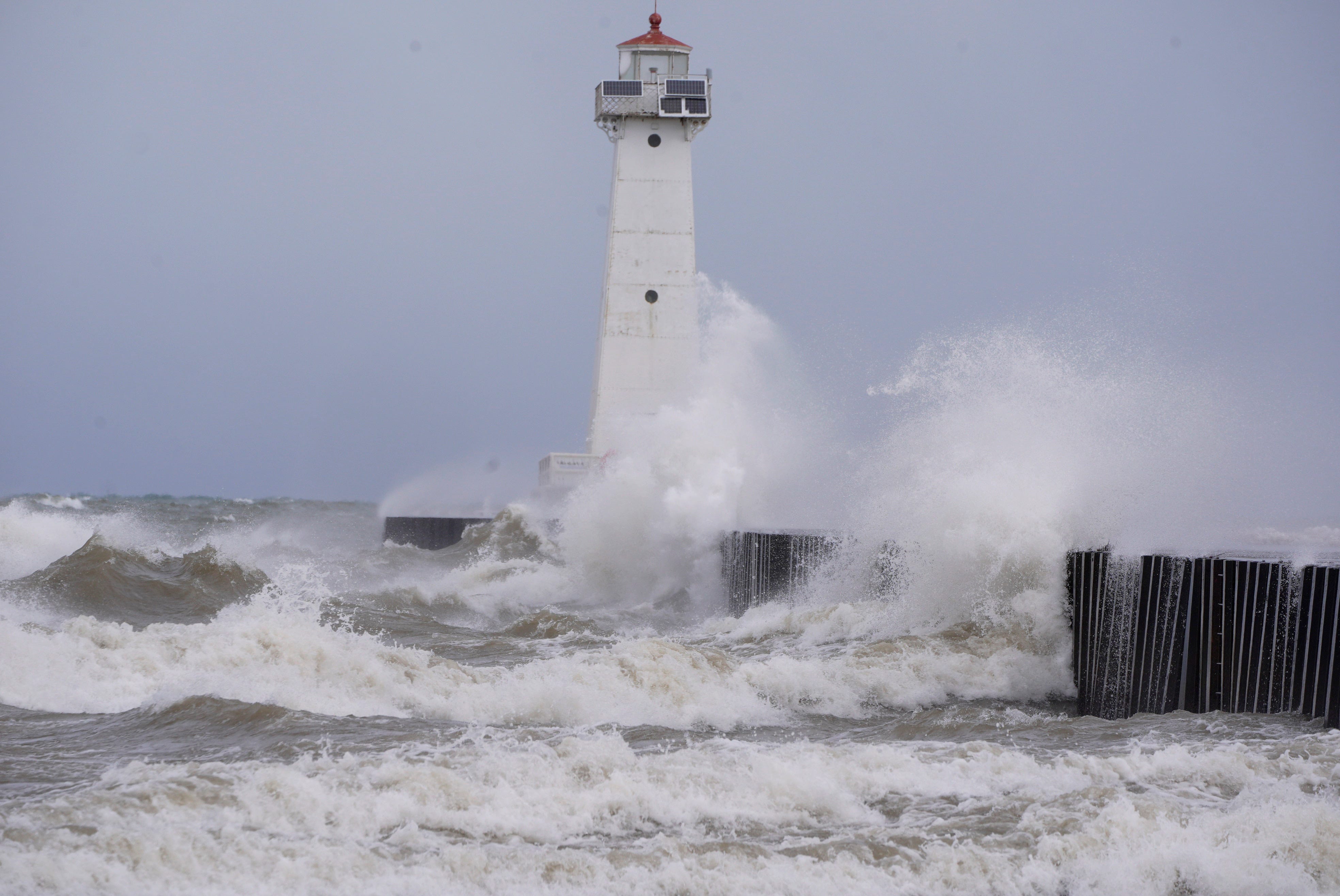 Winds top 60 mph in southwest Michigan leaving thousands without power