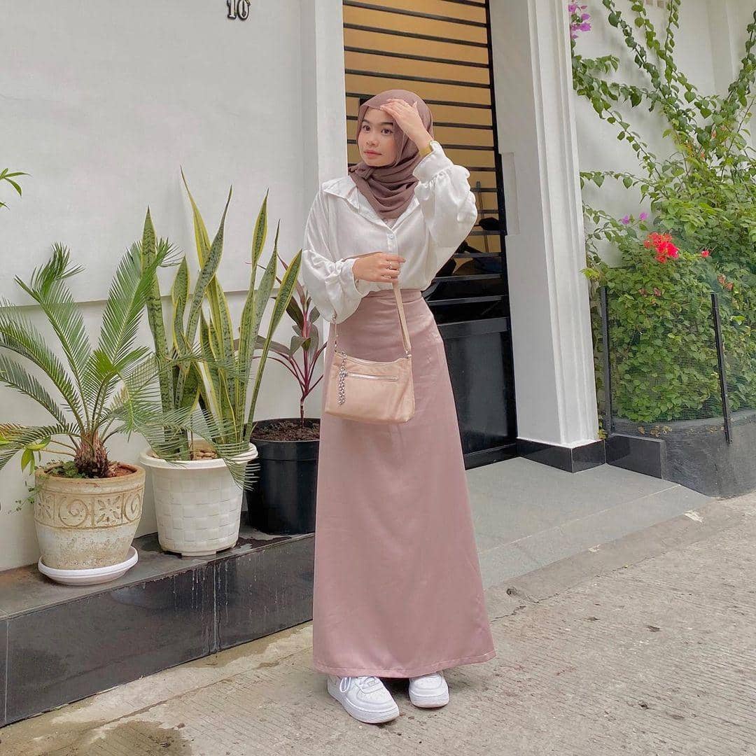 10 inspirasi OOTD rok pink buat tampilan berhijab manis dan lebih modis