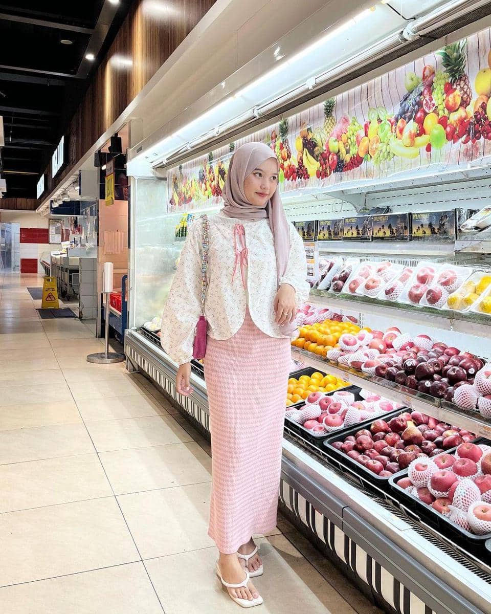10 inspirasi OOTD rok pink buat tampilan berhijab manis dan lebih modis
