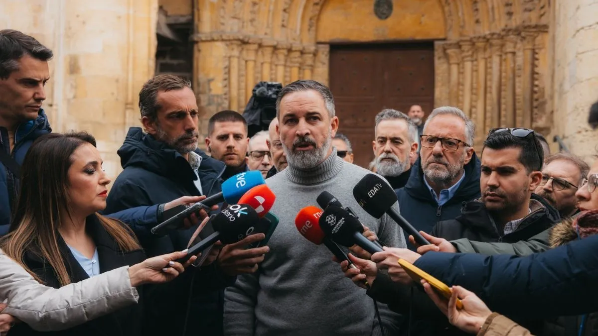 Abascal estalla contra Pedro Sánchez por regulación de inmigrantes ...