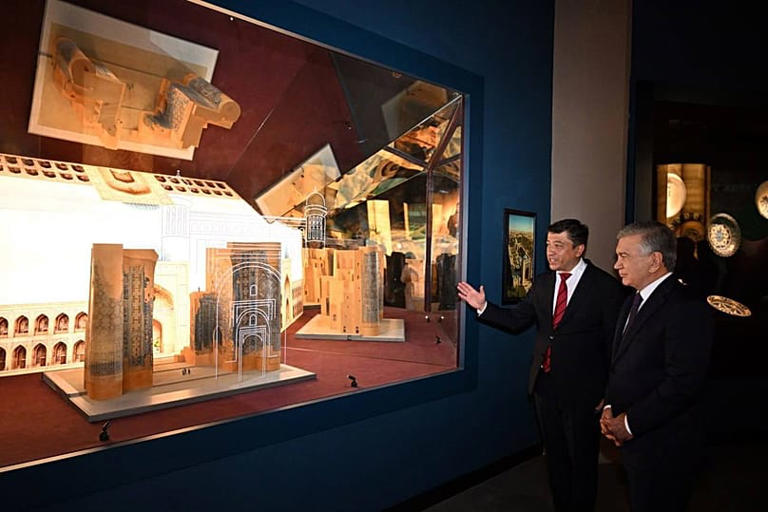 El presidente de Uzbekistán, Shavkat Mirziyoyev, visita el Museo Estatal de la Historia de los Timúridas Prensa de la presidencia uzbeka
