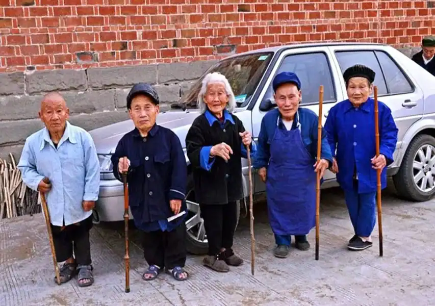 Existe uma cidade na China onde toda a população tem nanismo e tudo é ...