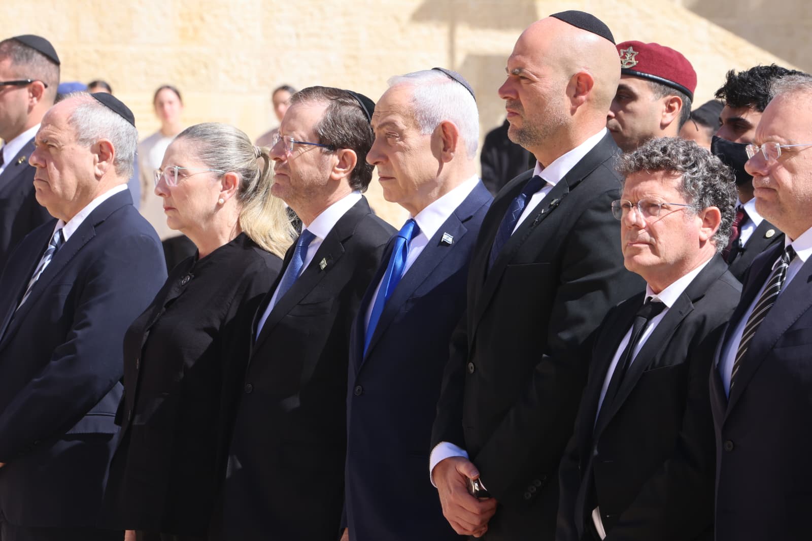 Netanyahu, officials lay wreaths after siren marking Holocaust ...