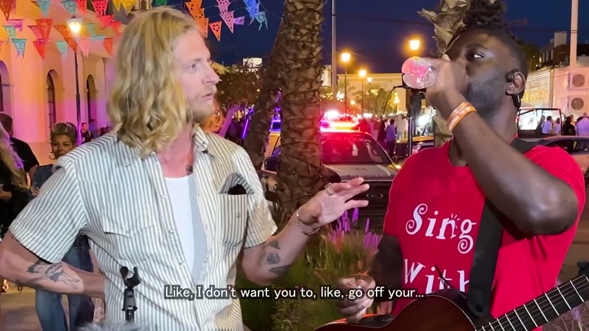 This singer draws a crowd in San Jose del Cabo