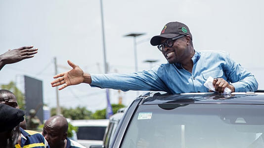 Le candidat à la présidence Romuald Wadagni salue ses partisans lors d'un meeting électoral à Cotonou, au Bénin, le vendredi 10 avril 2026.