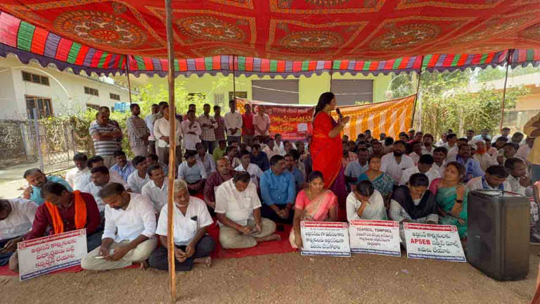 Padma Devender Reddy | విద్యుత్ ఆర్టిజన్ కార్మికుల సమస్యలు వెంటనే ...