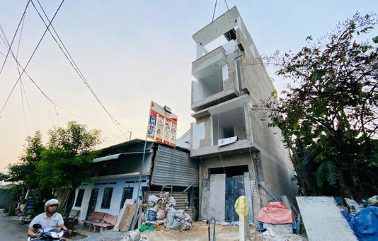 Nhà ở riêng lẻ của người dân đang xây dựng ở phường Phước Long, TP.HCM - Ảnh: QUANG ĐỊNH