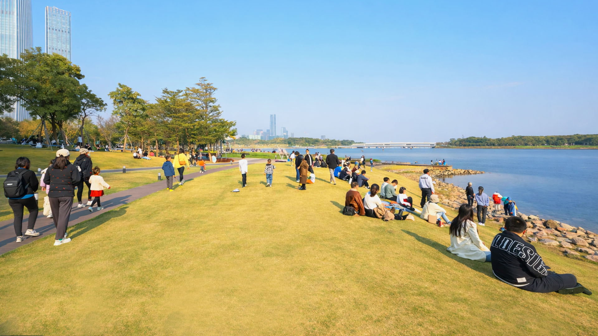 Por qué tanta gente elige pasar tiempo en este parque junto al río en China