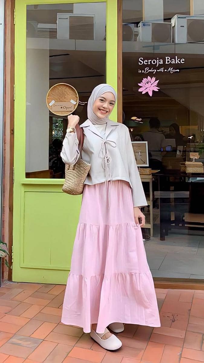 10 inspirasi OOTD rok pink buat tampilan berhijab manis dan lebih modis