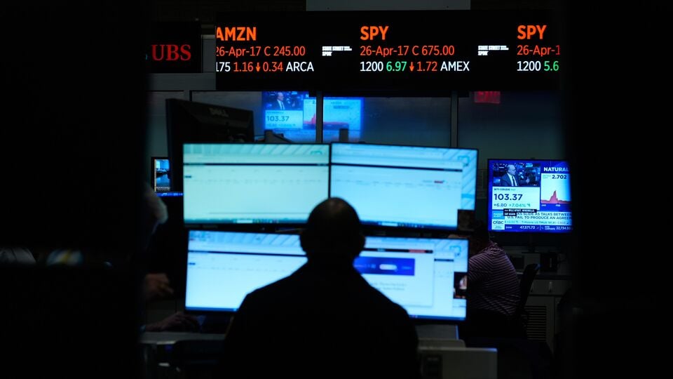 Wall Street edges higher on fresh efforts to ease the Middle East conflict