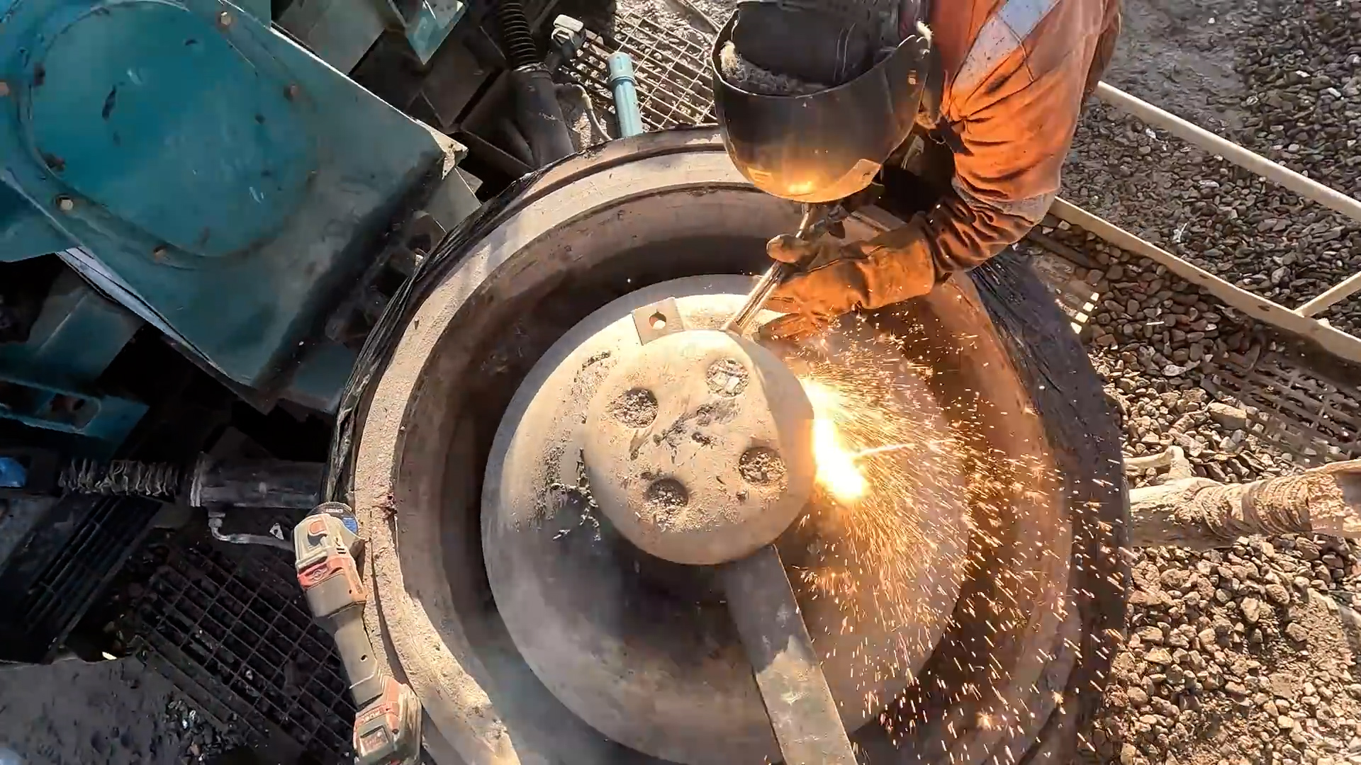 Heavy machinery hub cutting with intense precision