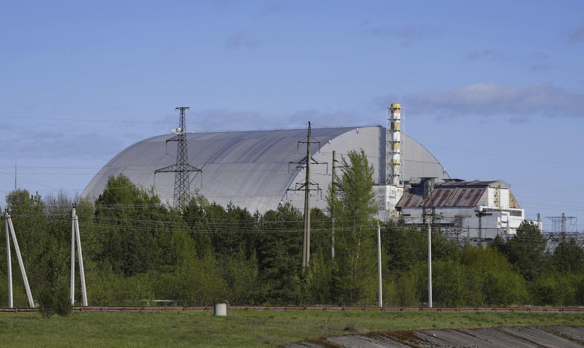 Double nuclear warning issued as Chernobyl threatened<br>