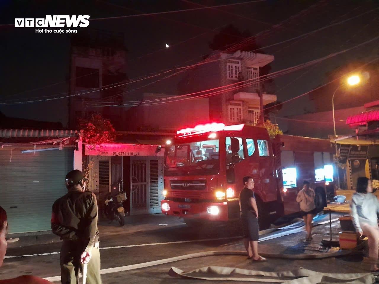 Nhân chứng kể phút bất lực nghe kêu cứu trong vụ cháy ở TP.HCM, 2 người tử vong