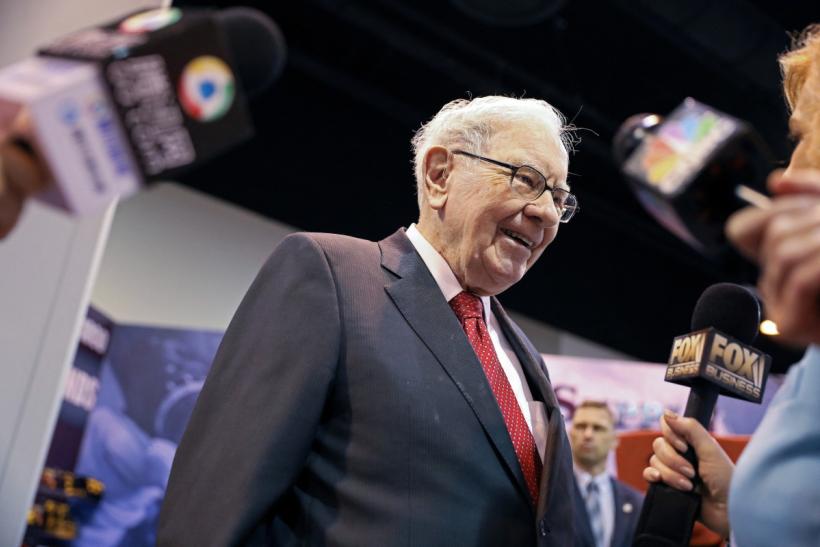 Berkshire Hathaway Chairman Warren Buffett walks through the exhibit hall as shareholders gather to hear from the billionaire investor at Berkshire Hathaway Inc's annual shareholder meeting in Omaha, Nebraska, U.S., May 4, 2019. Photo: Reuters / SCOTT MORGAN