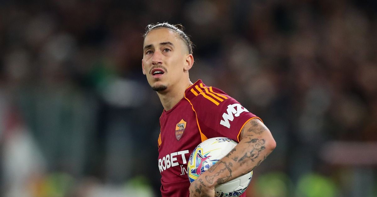 Roma-Tsimikas, futuro segnato: torna la foto con la maglia del Liverpool