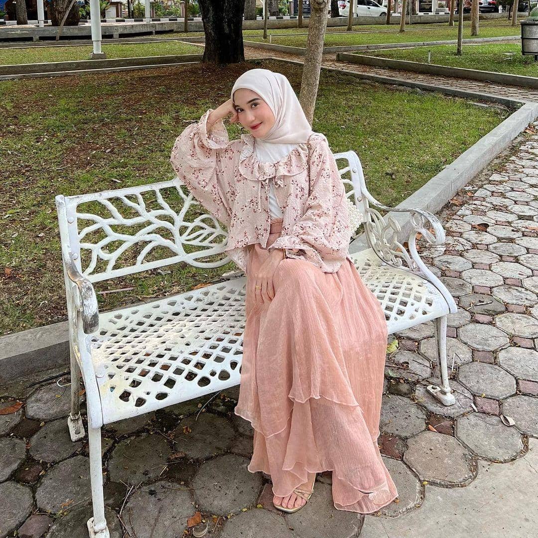 10 inspirasi OOTD rok pink buat tampilan berhijab manis dan lebih modis
