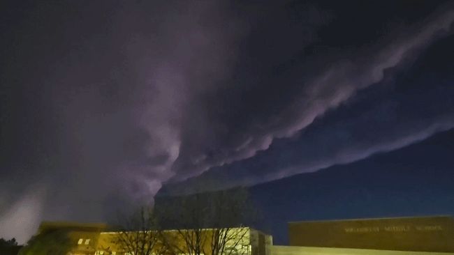 Incredible supercell looms over Lawrence in 'classic' Kansas weather