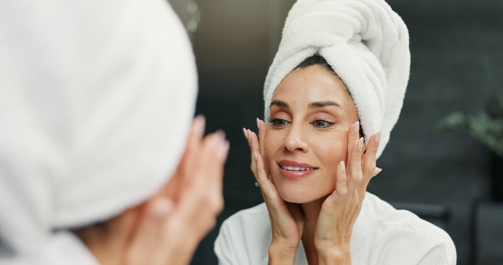 Soins anti-âge après 40 ans : voici le geste n°1 d’une dermatologue ...