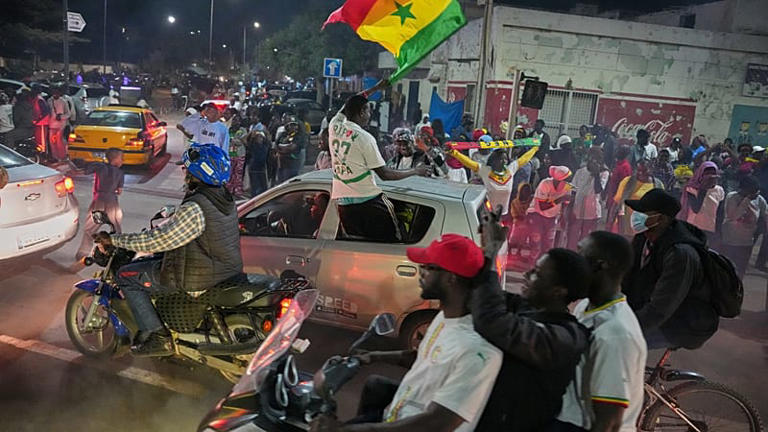 Les supporters célèbrent la victoire du Sénégal face à l'Égypte en demi-finale de la Coupe d'Afrique des nations (CAN) 2025