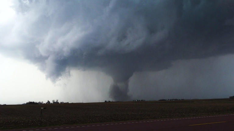 Storm chaser captures video of tornado in southern Minnesota