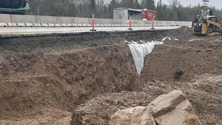 Une voie de la route 1 ouverte à la circulation après le déversement de ...