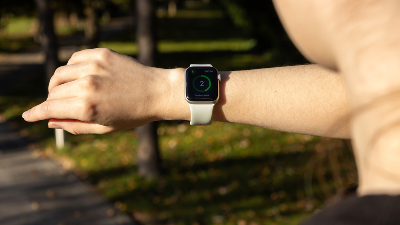 What those green lights on the back of your Apple Watch mean