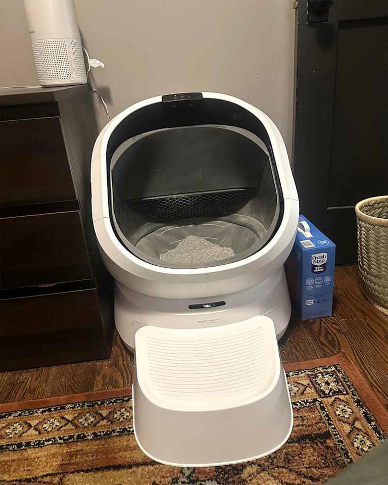 I never smell or scoop litter in my house thanks to this smart litter ...