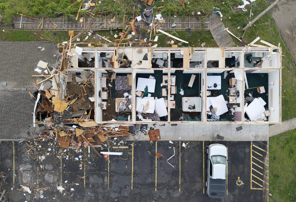 After tornado hits Kansas town, daylight shows wreckage. 'You could ...