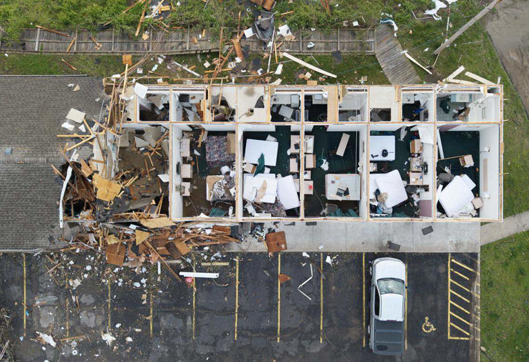 After tornado hits Kansas town, daylight shows wreckage. 'You could ...