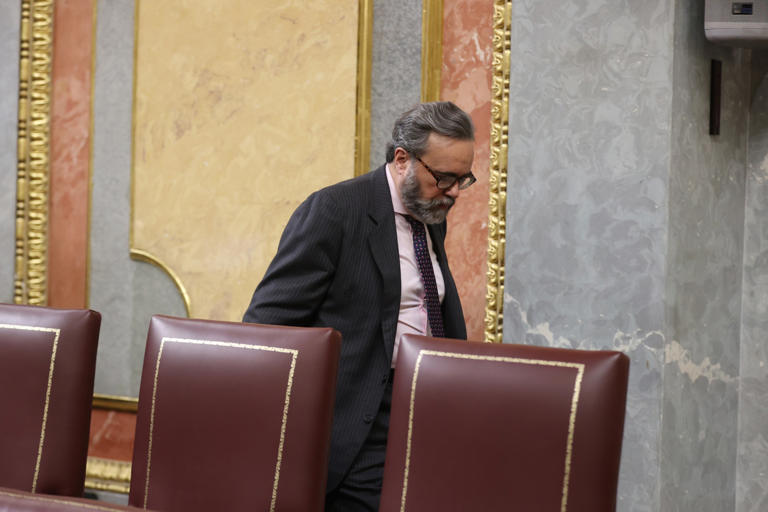 Expulsado del pleno un diputado de Vox tras encararse en la tribuna con ...