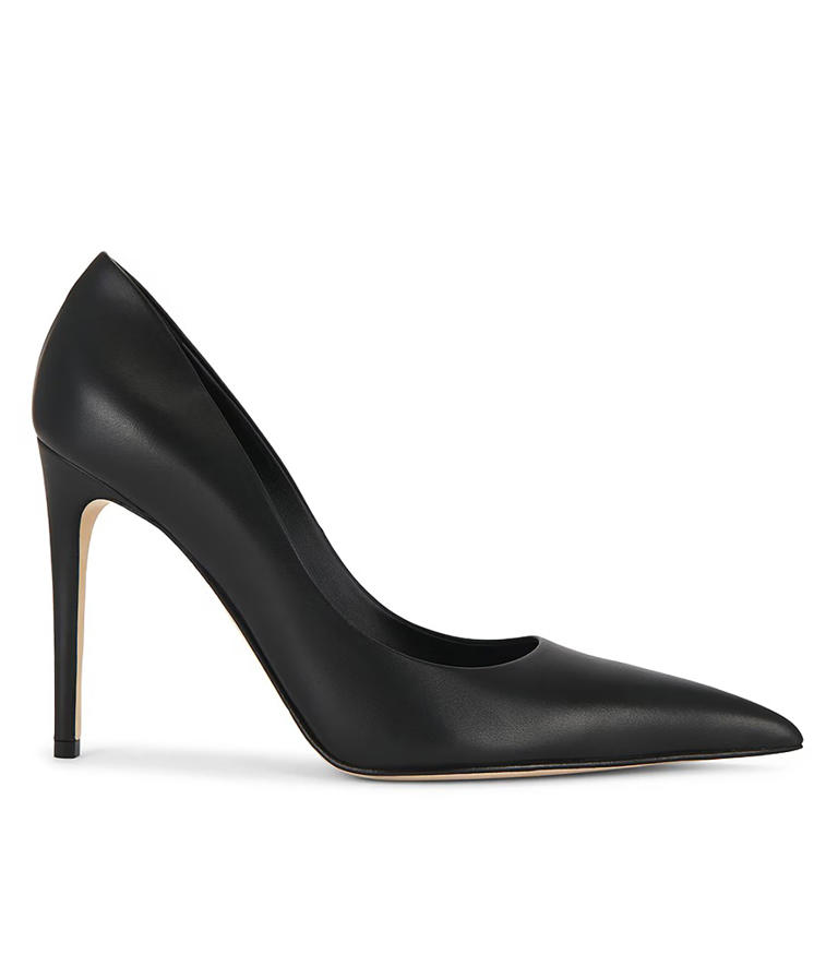 The classiest way to wear low-rise jeans is in this color and with this ...