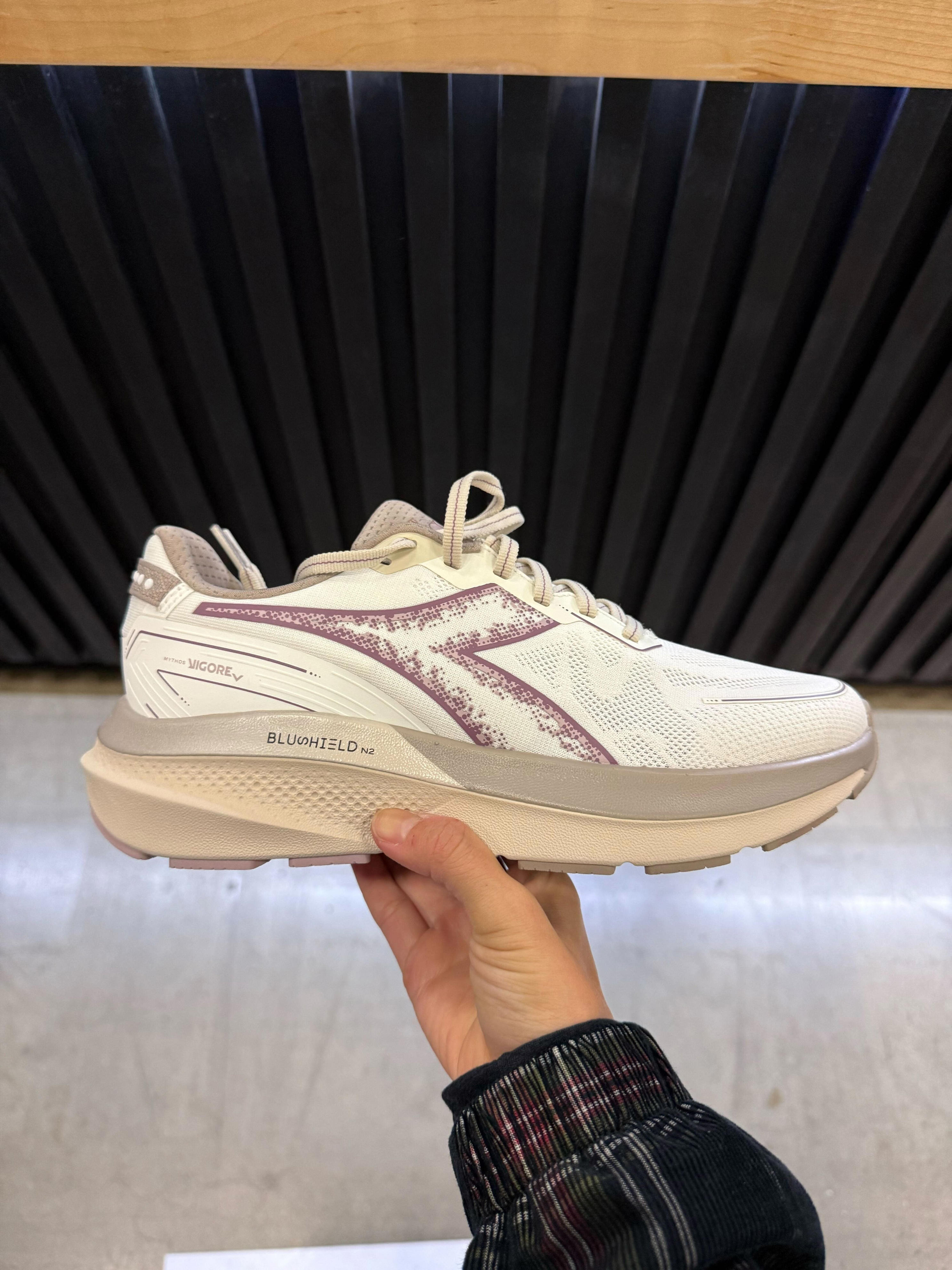 Diadora Mythos Blushield Vigore V