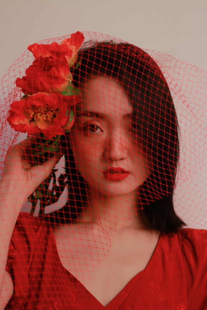 桔红秋日里，她用一朵花和面纱，把少女梦拍成了电影
