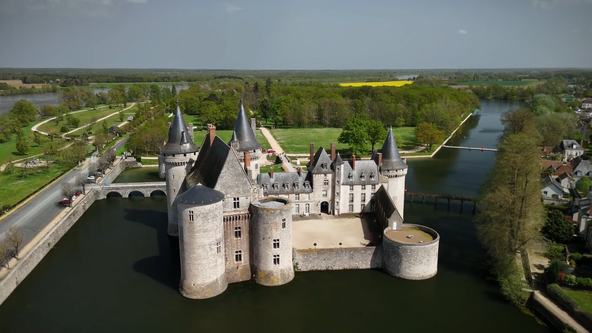 Amboise : vues aériennes par drone des châteaux du cœur français de la ...
