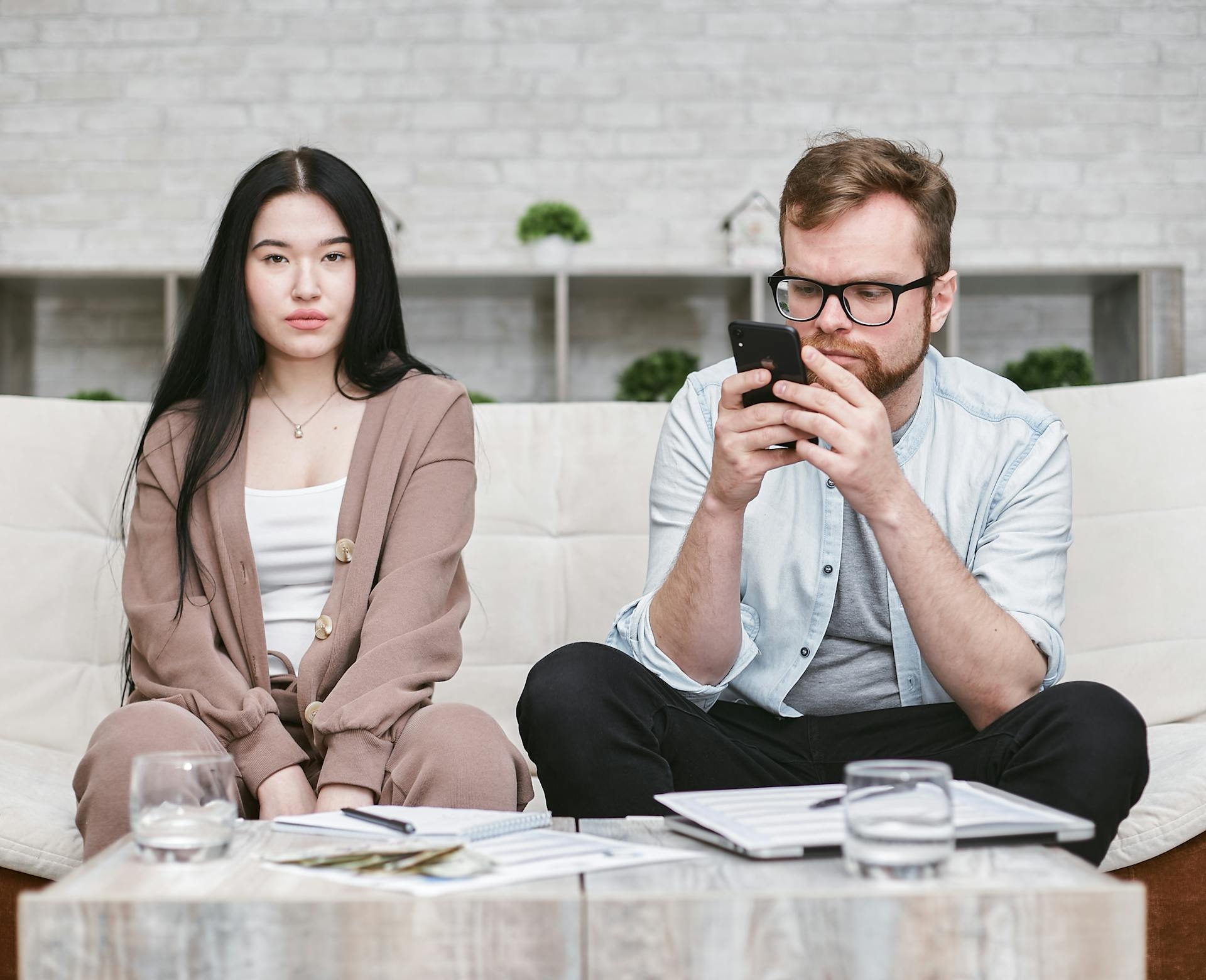 Ngoại tình 'mập mờ' – sóng ngầm tàn phá hôn nhân