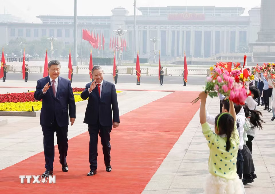 Tổng Bí thư, Chủ tịch nước Tô Lâm và Tổng Bí thư, Chủ tịch Trung Quốc Tập Cận Bình vẫy chào các em thiếu nhi trong lễ đón. Ảnh: TTXVN