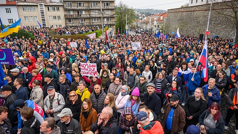 Crowds in Bratislava reject Fico plan to scrap overseas voting