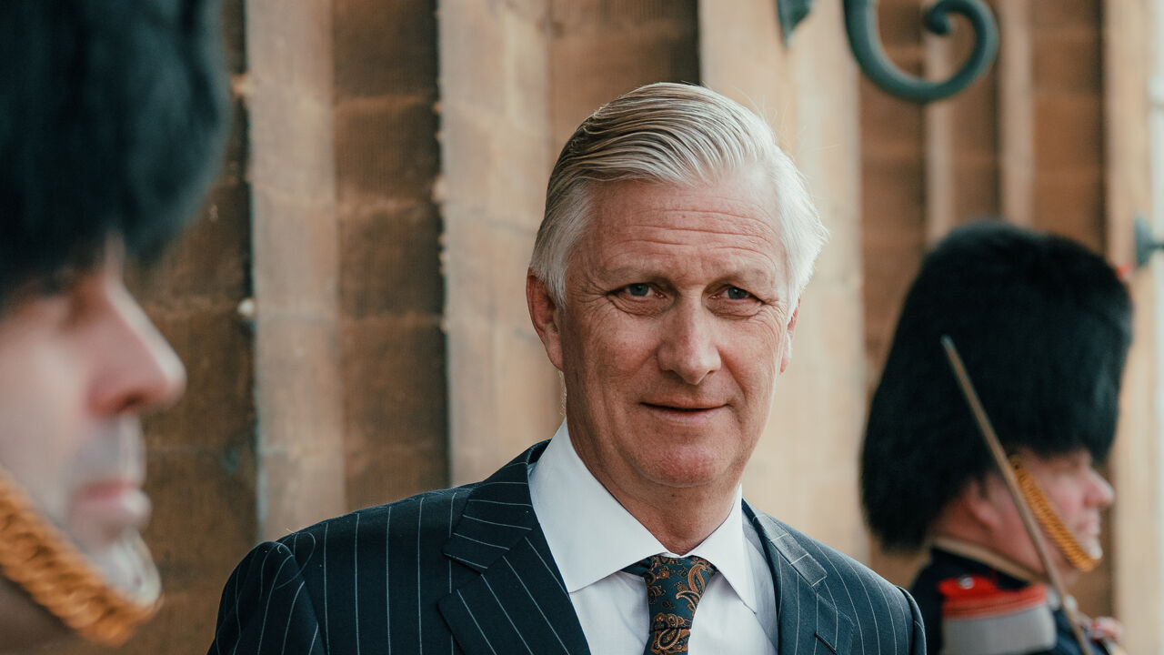 Koning Filip poseert naar aanleiding van zijn 66e verjaardag voor de camera.