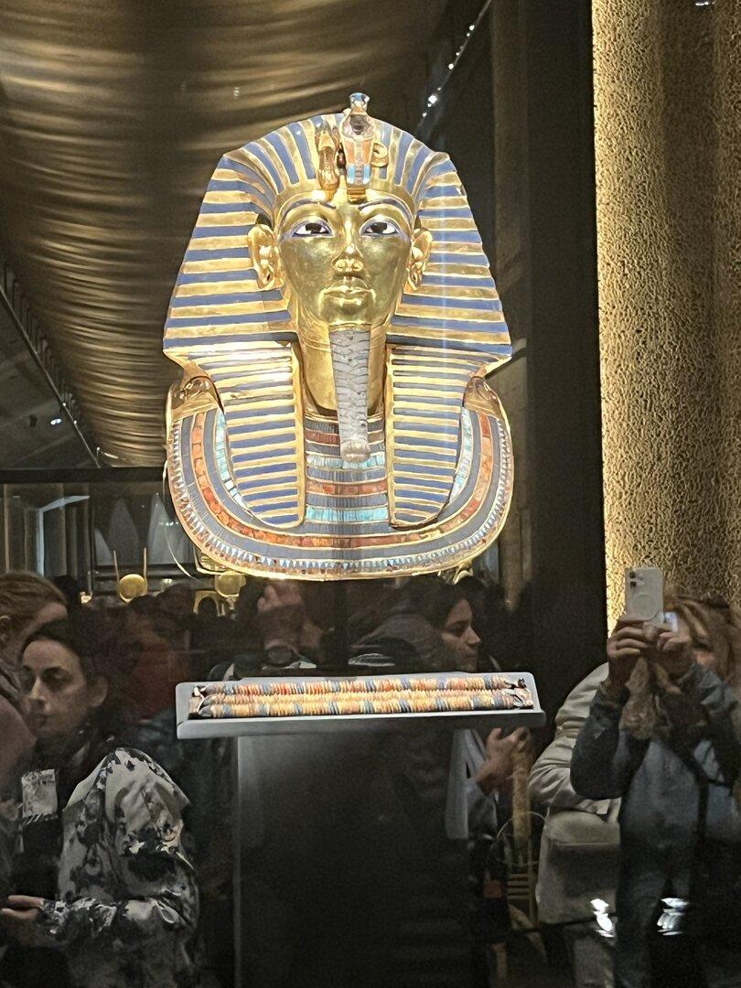 Pyramiden, Gold und Flipflops: Zu Besuch im Grand Egyptian Museum